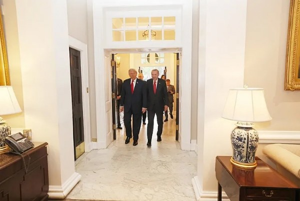 Beyaz Saray'da samimi karşılama! Tarihi zirvede dikkat çeken kareler